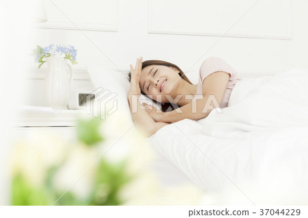 年輕的女人 37044229