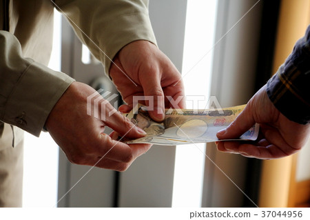 Handing cash 37044956