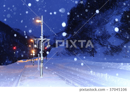 It is snowing Ohakukawa Station (Tamami Line) 37045106