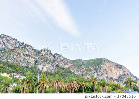 Daylight view to big green mountains 37045510