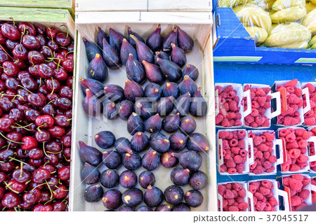 Red cherries, peaches, figs, bananas 37045517