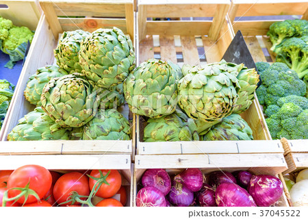 Green Artichokes, red tomatoes, broccoli 37045522