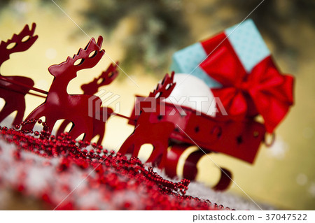 Santa sleigh on gift box background 37047522