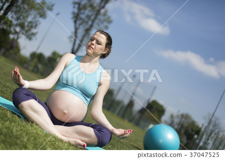 Pregnant woman yoga 37047525
