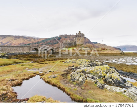 Dusk over loch at Eilean Donan Castle in Scotland Dusk over loch at Eilean Donan Castle in Scotland 37047761
