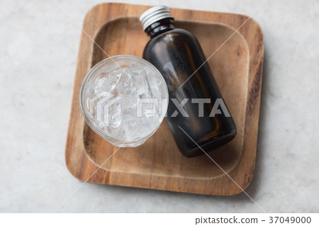 Coffee cold brew in brown bottle Coffee cold brew in brown bottle 37049000