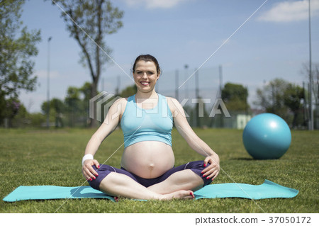 Pregnant woman yoga 37050172
