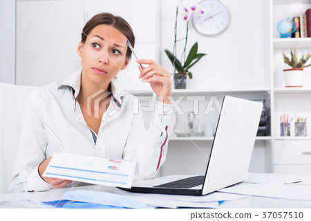 woman work troubles 37057510