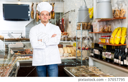 Seller in his grocery shop welcoming customers 37057795