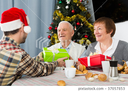 Family gives Christmas gifts 37057853