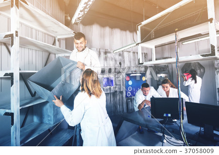 Adults in quest room Adults in quest room 37058009