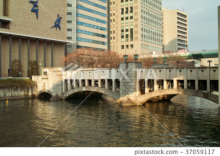 橫跨Tosabori河的柏市大橋 37059117