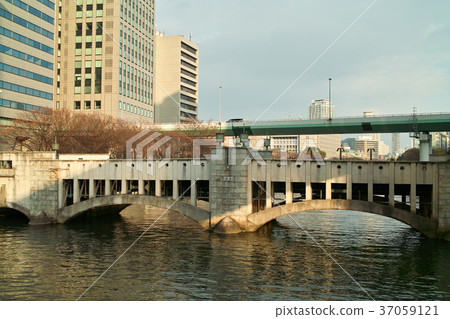 橫跨Tosabori河的柏市大橋 橫跨Tosabori河的柏市大橋 37059121