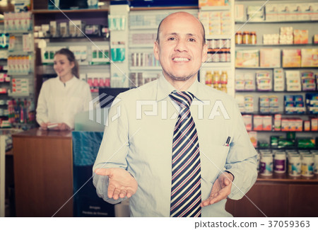 pharmacist counseling customer 37059363