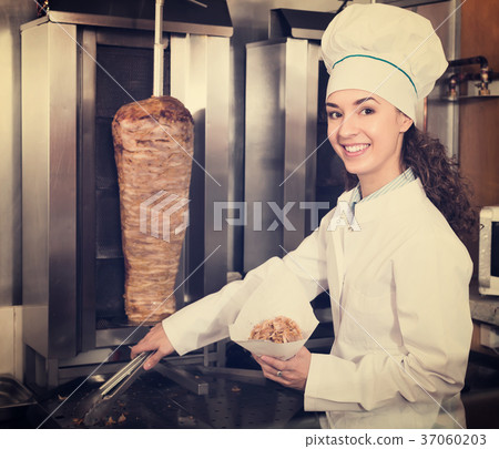 Female chef preparing shawarma . 37060203