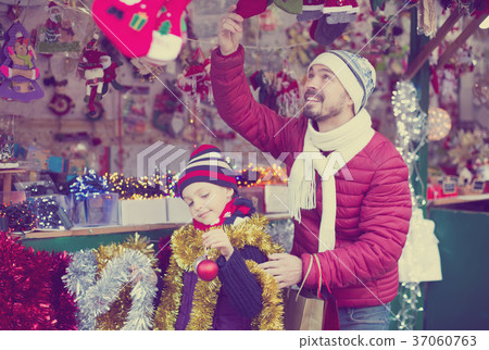 Smiling father and child at counter in Christmas market 37060763
