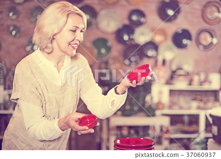 Woman chooses ceramic Woman chooses ceramic 37060937