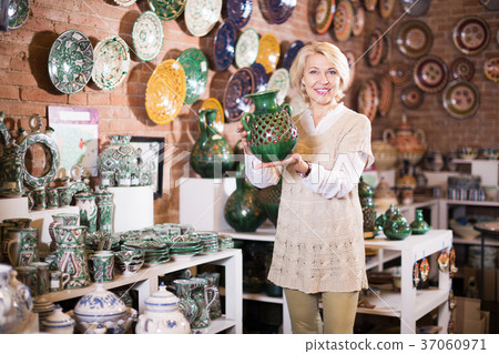 Woman chooses ceramic Woman chooses ceramic 37060971