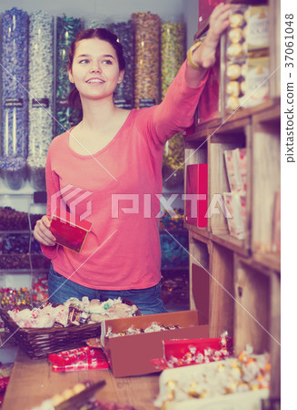 Girl makes a purchase of sweets 37061048