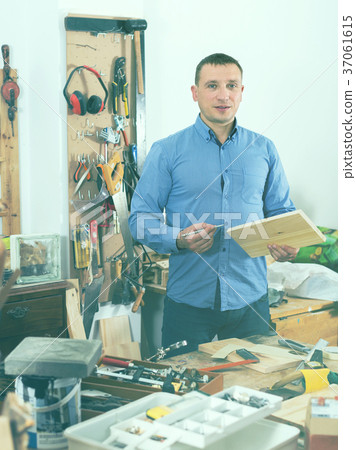 Man working with wood plank 37061615