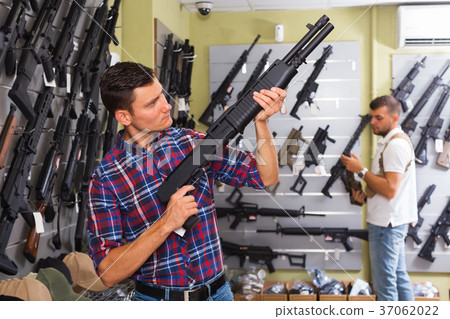 Men choosing air weapon 37062022