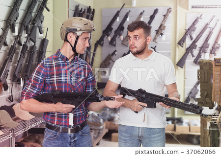 Male 20-30 years old are choosing pneumatic rifle 37062066
