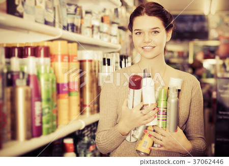 Customer looking for hair care products 37062446