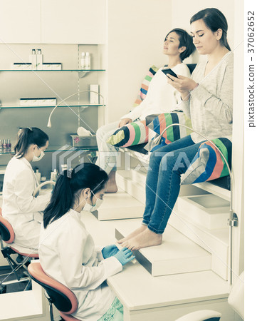 Woman at nail salon 37062652