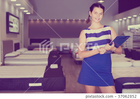 seller standing with price on workplace 37062852