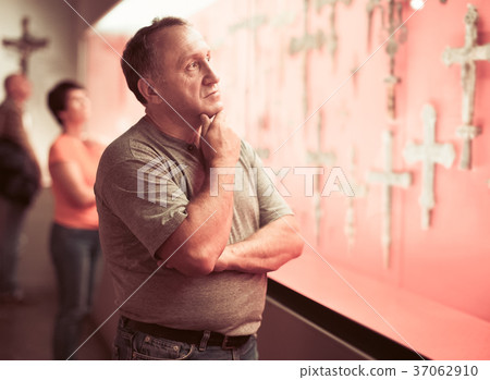 Man visiting historical museum 37062910