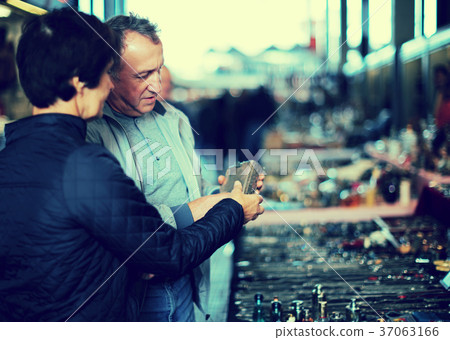 Couple visiting flea market Couple visiting flea market 37063166