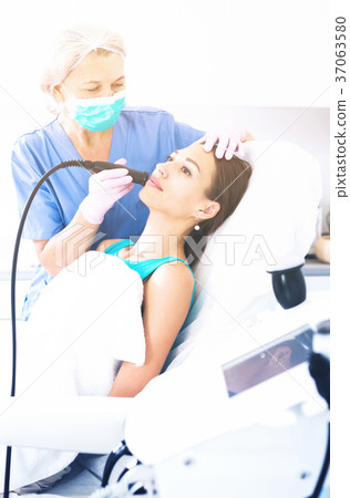 Woman receiving cryoliposuction Woman receiving cryoliposuction 37063580