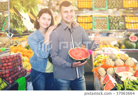 Couple choosing fruit 37063664