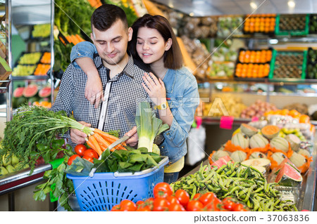 Couple choosing vegetables Couple choosing vegetables 37063836