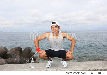 放鬆在海岸的人 37064032