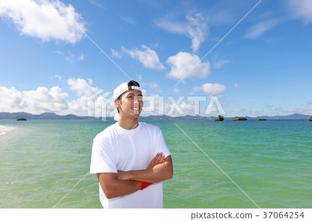 Men relaxing on the beautiful beaches of Okinawa Men relaxing on the beautiful beaches of Okinawa 37064254