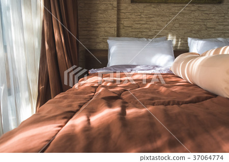 bed after wake up 37064774