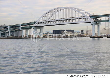 從六甲島北公園看到的阪神高速公路5號海灣線和六甲島大橋 照片素材 圖片 圖庫