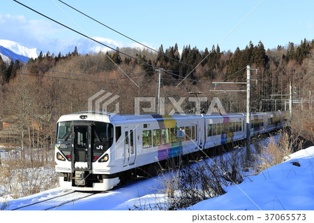 有限的快遞Azusa在Oito線上運行與雪景 37065573