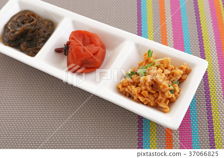 A delicious Japanese style dish 37066825