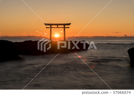 朝日上升到oarai海灘的kamisu Torii 照片素材 圖片 圖庫