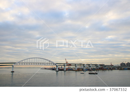 多雲的早晨天空和阪神高速公路5號海灣線 六甲島大橋 照片素材 圖片 圖庫