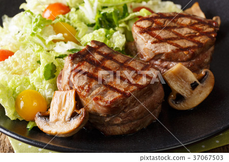 Juicy fillet mignon with fresh vegetable salad 37067503