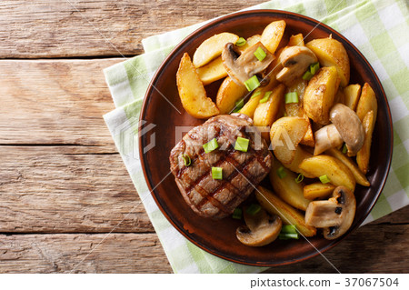 Grilled fillet mignon with potatoes and mushrooms 37067504