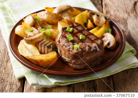 Juicy fillet mignon with fried potato wedges 37067510