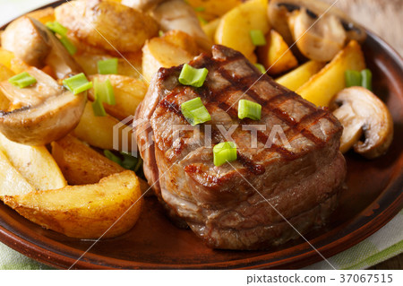 Grilled fillet mignon with potatoes and mushrooms Grilled fillet mignon with potatoes and mushrooms 37067515