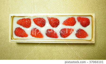 草莓牛奶瓊脂新鮮。紅色和白色 37068101