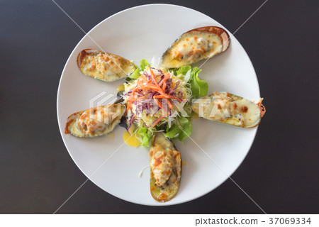 Baked mussels Baked mussels 37069334