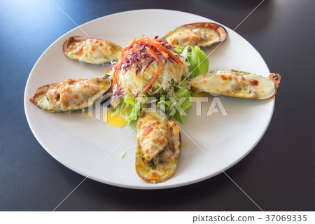 Baked mussels Baked mussels 37069335