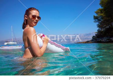 summer holidays, vacation, travel and people concept - smiling y 37070204